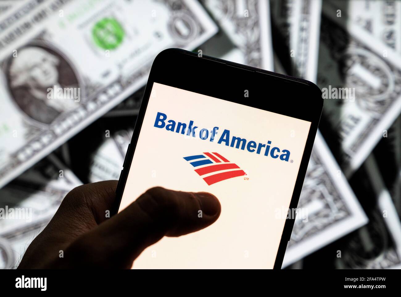 China. April 2021. In dieser Abbildung sehen Sie das amerikanische multinationale Investmentbank- und Finanzdienstleistungsunternehmen, die Bank of America, das Logo auf einem Android-Bildschirm mit der Währung des US-Dollar-Symbols, das Symbol für den US-Dollar im Hintergrund. (Foto von Budrul Chukrut/SOPA Images/Sipa USA) Quelle: SIPA USA/Alamy Live News Stockfoto