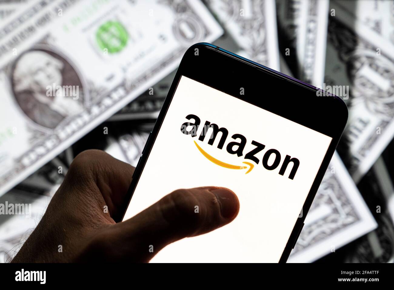 In diesem Foto Illustration der amerikanischen elektronischen Handel und  Cloud-Computing-Unternehmen Amazon Logo auf einem Android-Handy-Bildschirm mit  der Währung des US-Dollar-Symbol, € Symbol im Hintergrund gesehen. (Foto von  Budrul Chukrut / SOPA ...