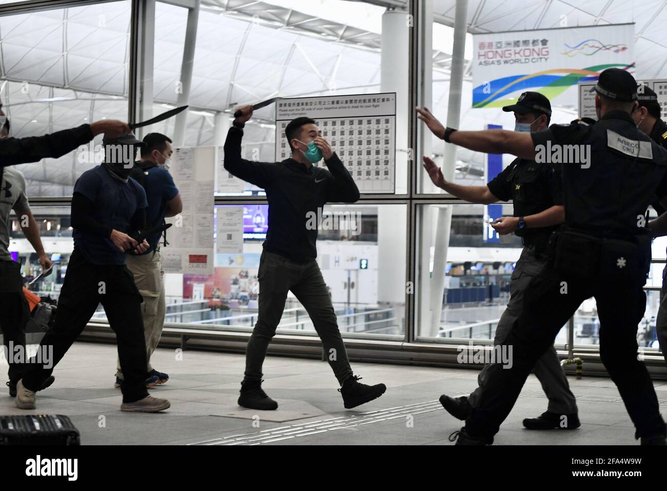 Hongkong, China. April 2021. Die Polizei in Hongkong nimmt am 23. April 2021 an der Anti-Terror-Übung auf dem internationalen Flughafen Hongkong in Hongkong, China, Teil. (Foto: TPG/cnsphotos) Quelle: TopPhoto/Alamy Live News Stockfoto