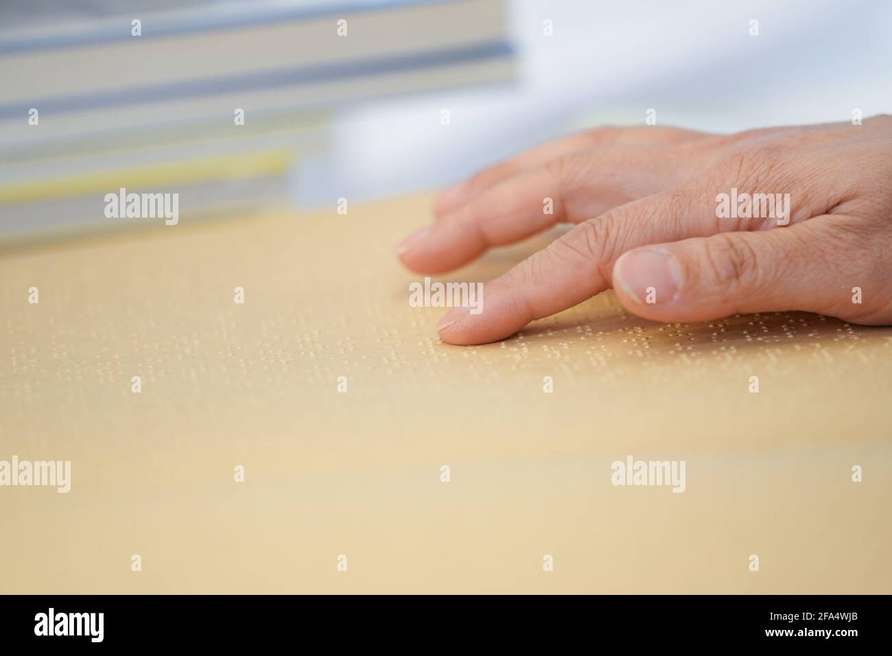 (210423) -- PEKING, 23. April 2021 (Xinhua) -- EIN visuell vermittelter Leser liest ein Bralle-Buch in der Shanyuan-Buchkammer in Peking, der Hauptstadt Chinas, am 22. April 2021. In der Shanyuan Book Chamber, einer barrierefreien Buchhandlung, berücksichtigt jedes Design und Layout die Bedürfnisse behinderter Leser. Die Buchhandlung erstreckt sich über eine Fläche von über 300 Quadratmetern im Bezirk Dongcheng in Peking und bietet Bücherregale mit alternativen Höhen, Möbel mit abgerundeter Kante, ausreichend Platz für Rollstühle und andere Einrichtungen, um die Zugänglichkeit zu verbessern. Darüber hinaus legt die Buchhandlung viel Wert auf die Arbeit Stockfoto