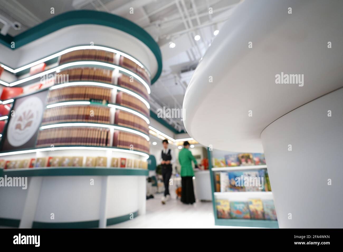 (210423) -- PEKING, 23. April 2021 (Xinhua) -- das Foto zeigt die abgerundeten Möbel in der Shanyuan Buchkammer in Peking, der Hauptstadt Chinas, 22. April 2021. In der Shanyuan Book Chamber, einer barrierefreien Buchhandlung, berücksichtigt jedes Design und Layout die Bedürfnisse behinderter Leser. Die Buchhandlung erstreckt sich über eine Fläche von über 300 Quadratmetern im Bezirk Dongcheng in Peking und bietet Bücherregale mit alternativen Höhen, Möbel mit abgerundeter Kante, ausreichend Platz für Rollstühle und andere Einrichtungen, um die Zugänglichkeit zu verbessern. Darüber hinaus legt die Buchhandlung viel Wert auf die Werke von au Stockfoto