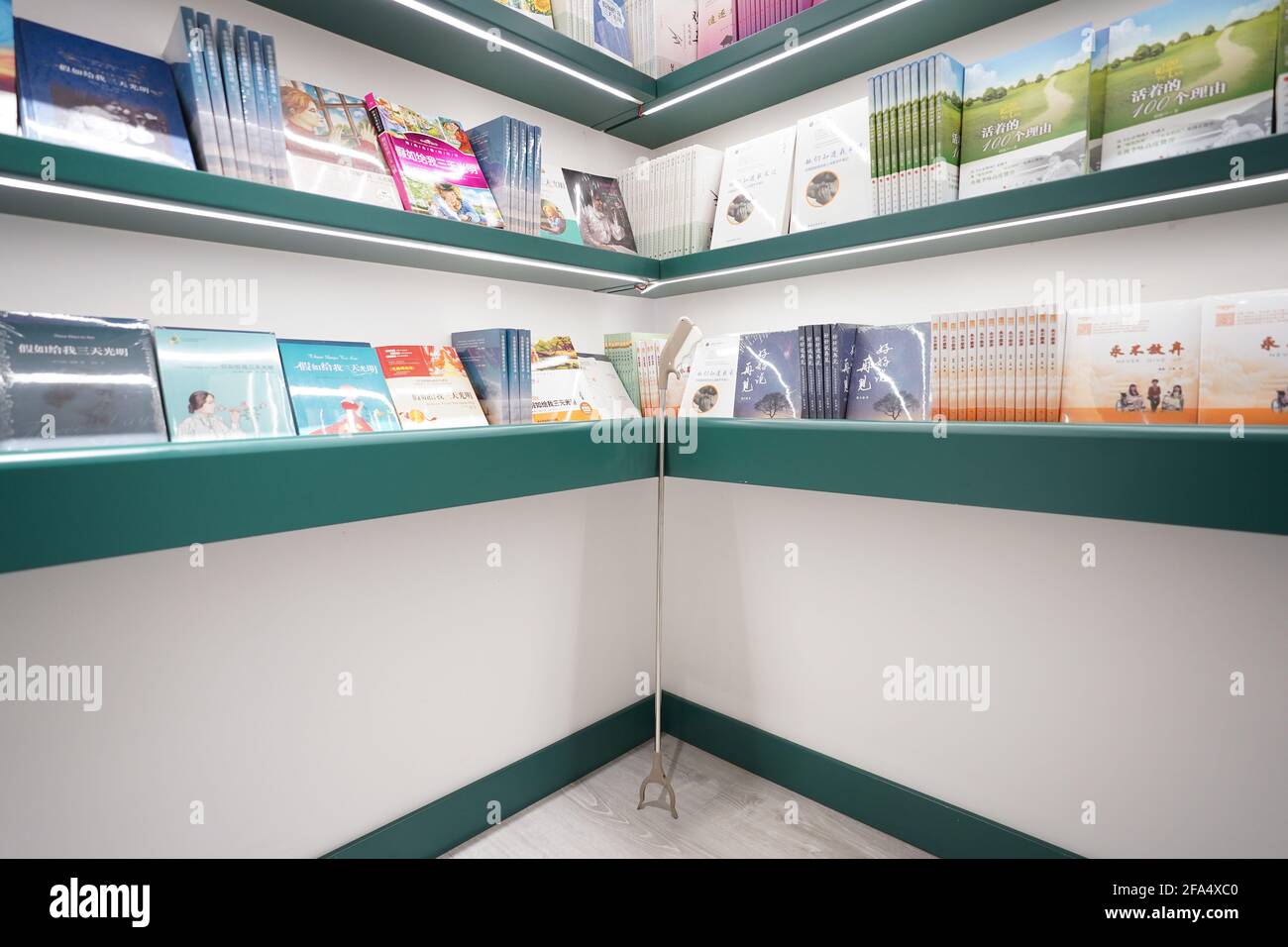 (210423) -- PEKING, 23. April 2021 (Xinhua) -- IN der Shanyuan-Bücherkammer in Peking, der Hauptstadt Chinas, wird NEBEN einem Bücherregal ein Werkzeug zum Abrufen von Büchern aufgestellt, das am 14. April 2021 aufgestellt wurde. In der Shanyuan Book Chamber, einer barrierefreien Buchhandlung, berücksichtigt jedes Design und Layout die Bedürfnisse behinderter Leser. Die Buchhandlung erstreckt sich über eine Fläche von über 300 Quadratmetern im Bezirk Dongcheng in Peking und bietet Bücherregale mit alternativen Höhen, Möbel mit abgerundeter Kante, ausreichend Platz für Rollstühle und andere Einrichtungen, um die Zugänglichkeit zu verbessern. Darüber hinaus legt die Buchhandlung viel Wert auf die Stockfoto