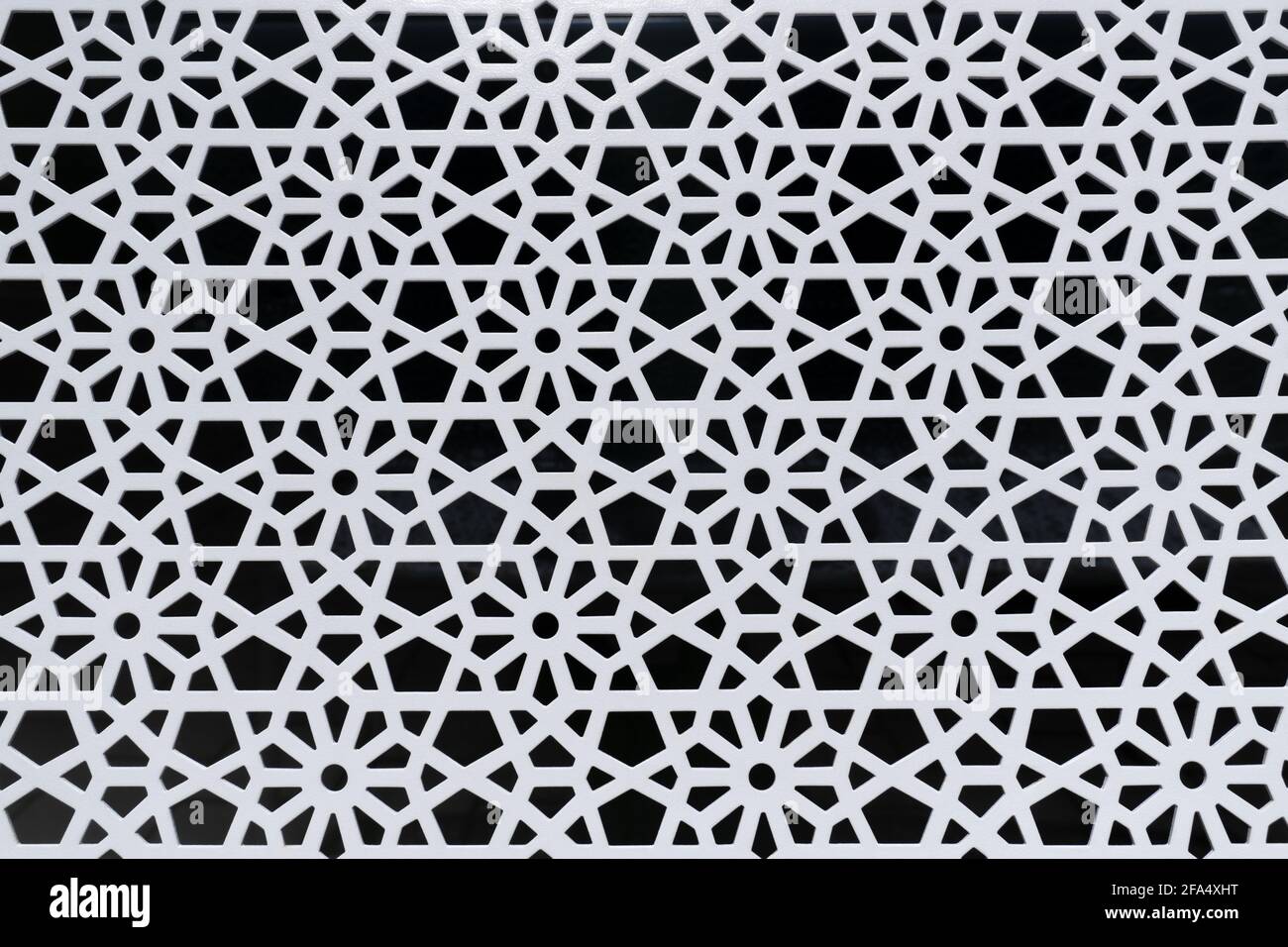 Abstraktes florales Muster im Retro-Stil aus weißem Metall in Nahaufnahme Stockfoto