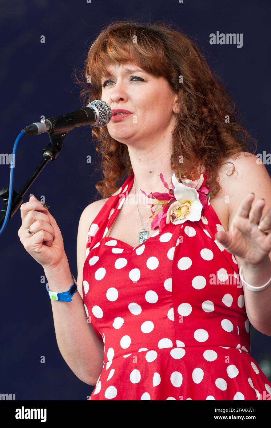 Kathryn Roberts tritt beim Wychwood Festival in Großbritannien auf. 10. Juni 2012 Stockfoto