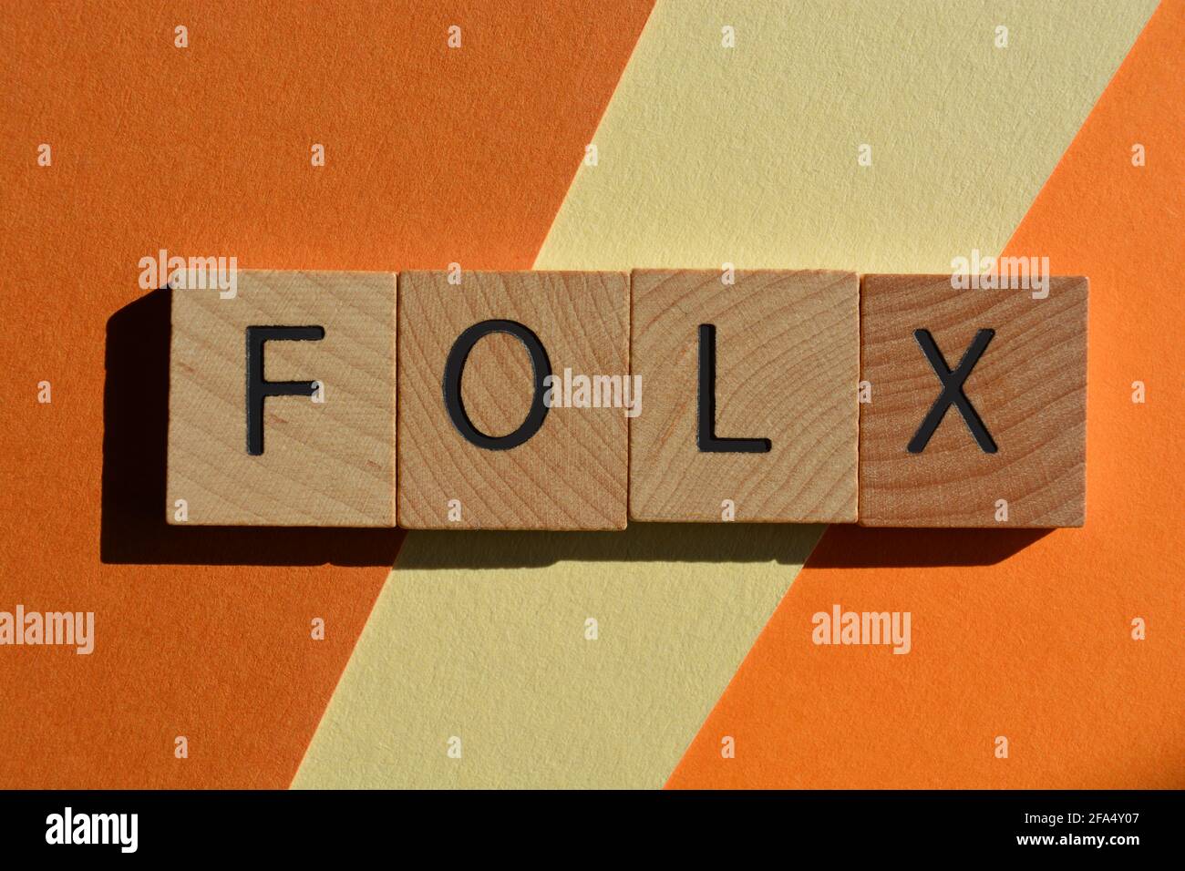 Folx, Wort in Holzbuchstaben isoliert auf orangefarbenem Hintergrund Stockfoto