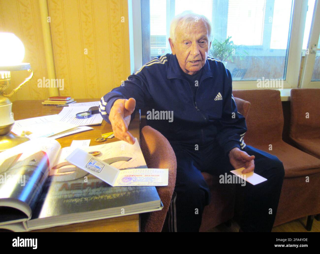 Kiew, Ukraine. April 2021. Nikolai Stepanenko (88) in seiner Wohnung. Als stellvertretender Leiter der Kiewer Oblast-Verwaltung war er für die Umsiedlung der Bewohner der Städte Prypjat, Tschernobyl und weiterer 27 Dörfer nach der Atomkatastrophe von Tschernobyl verantwortlich. Der behinderte Rentner lebt weiterhin in Kiew. (To dpa '35 Jahre Tschernobyl: Nukleare Katastrophe belastet Zeugen und Politik') Quelle: Andreas Stein/dpa/Alamy Live News Stockfoto