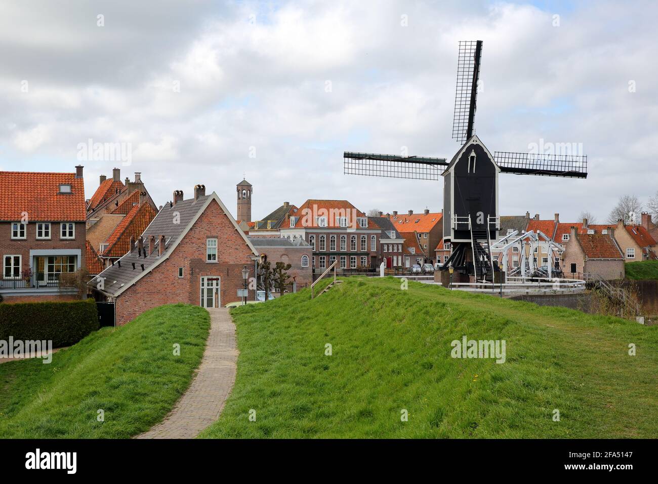 Der alte Hafen von Heusden, Nordbrabant, Niederlande, eine befestigte Stadt, 19 km von Hertogenbosch entfernt, mit einer Windmühle im Vordergrund Stockfoto