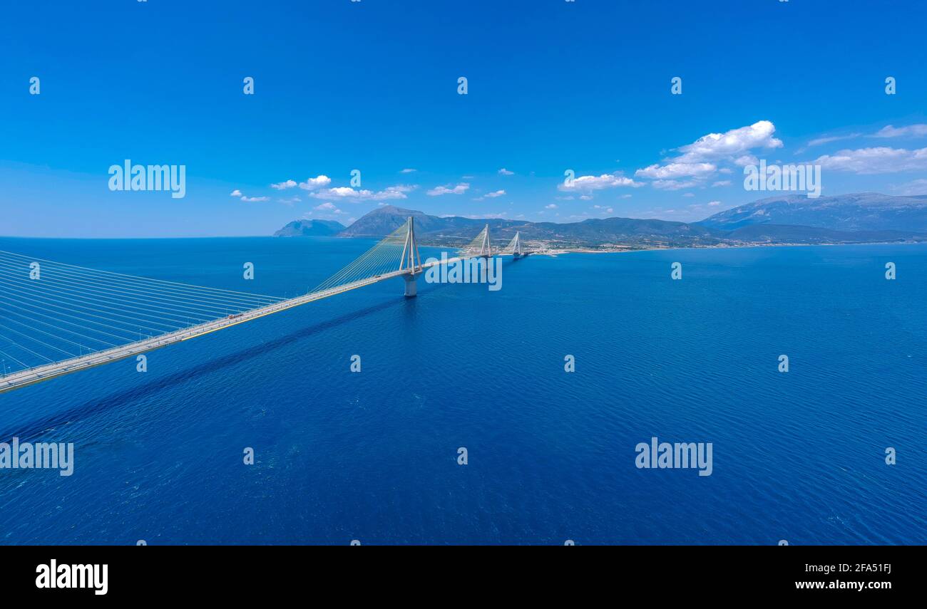 Luftaufnahme der Rio Antirrio oder Charilaos Trikoupis Brücke in der Nähe von Patra City, Griechenland Stockfoto