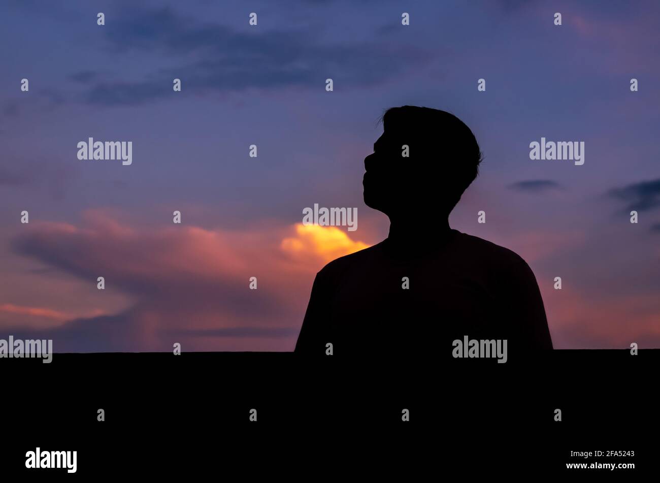 Silhouette des asiatischen Mannes allein bleiben mit Dämmerung Himmel Hintergrund. Depression und psychische Gesundheit Konzept. Stockfoto