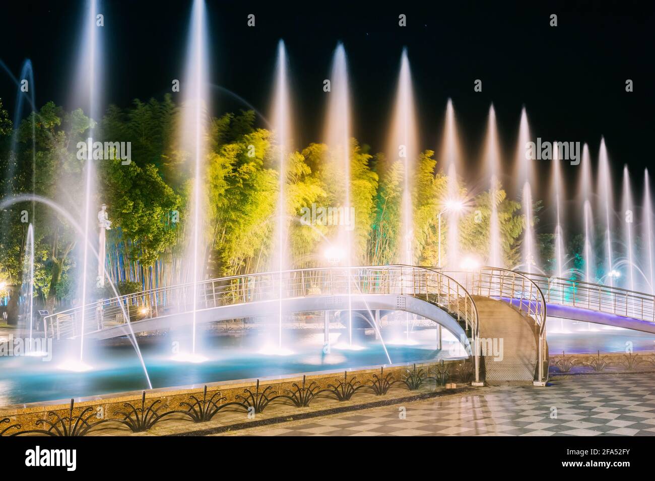Batumi, Adjara, Georgia. Singende Und Tanzende Springbrunnen Sind Das Wahrzeichen Am Boulevard Fountains. Nachtbeleuchtung Stockfoto