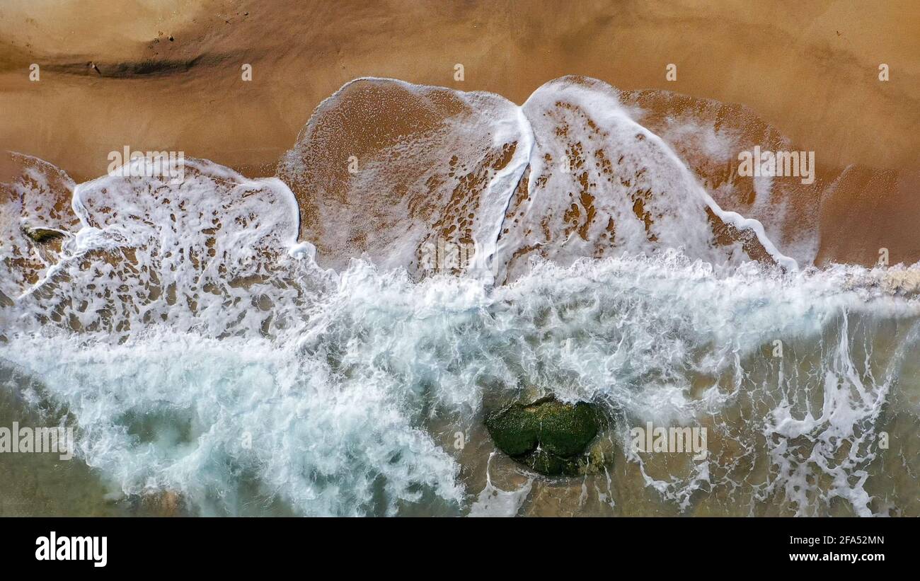 Küste mit klarem Wasser viele krachende Wellen und Felsen Luft Bild Stockfoto