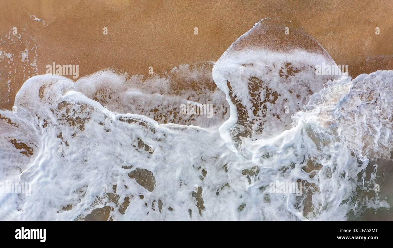 Meeresküste mit sauberem und klarem Wasser und vielen Stürzen Wellen Luftbild Stockfoto