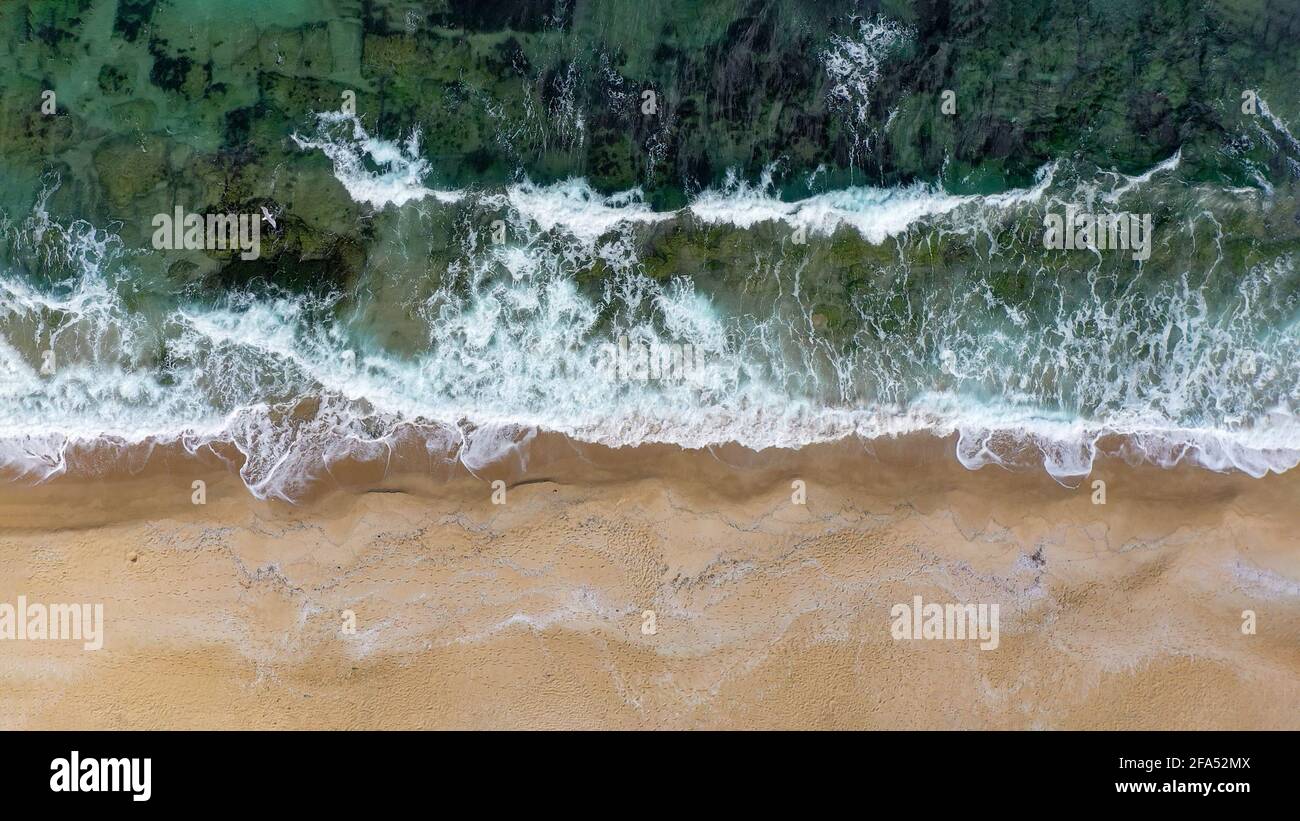 Ozeanküste mit klarem Wasser und vielen krachenden Wellen Luftlinie Anzeigen Stockfoto