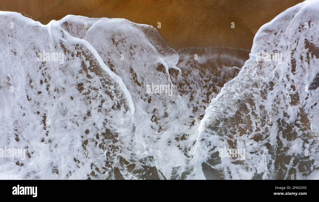 Luftbild der Meeresküste mit vielen abstürzenden Wellen als Hintergrund Stockfoto