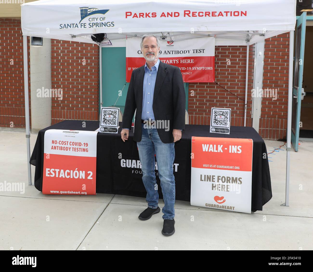 Santa Fe Springs, Kalifornien, USA. April 2021. Dr. Douglas S Harrington, Vorsitzender der GUARDaHEART Foundation, bei der No-Cost COVID-19 Antibody Testing Veranstaltung, bei der der neue FDA EUA (Emergency Use Authorized) IgG II Antibody Test im Betty Wilson Center in Santa Fe Springs, Kalifornien, Personen angeboten wird, die gegen COVID-19 geimpft wurden. Dieser neue IgG-II-Antikörpertest ist der bisher empfindlichste und spezifischste für COVID-19-Antikörper. Die GUARDaHEART Foundation ist eine 501 (c)(3) gemeinnützige Organisation. Kredit: Sheri Determan Stockfoto