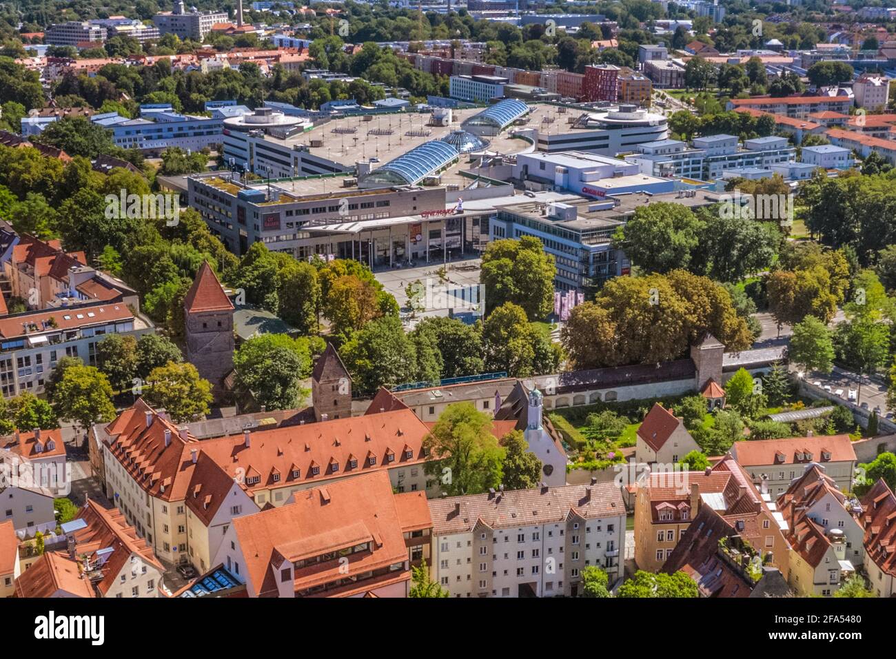 Augsburg - Blick auf Vogeltor und City-Galerie Stockfoto