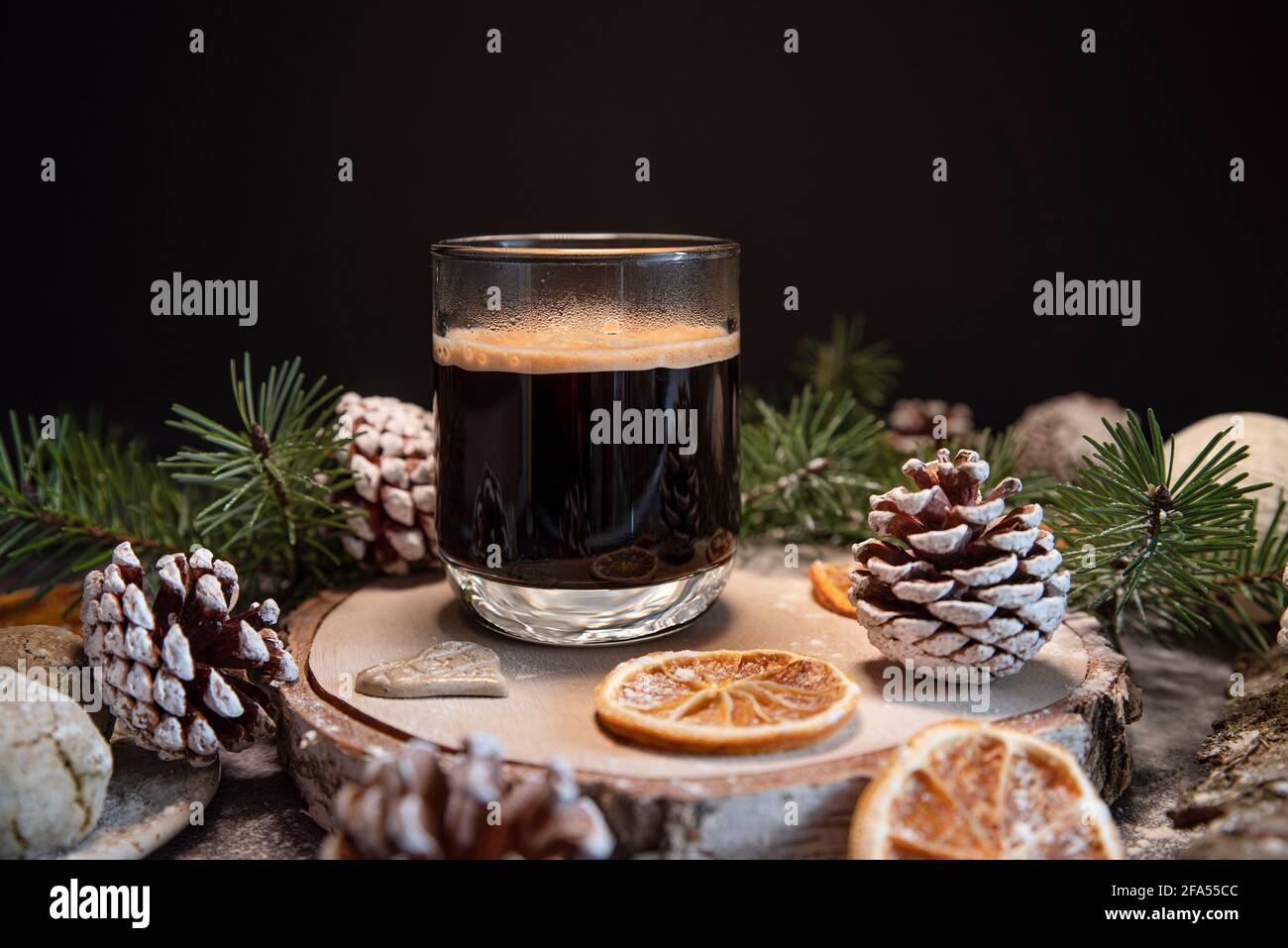 Traditionelle Kaffeetasse mit weihnachtlicher Dekoration Stockfoto