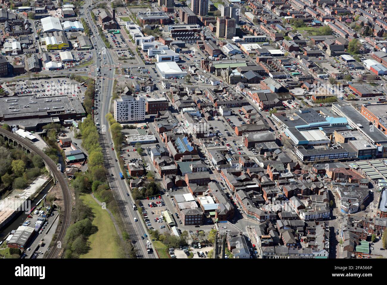 Luftaufnahme aus dem Osten von Ashton-under-Lyne, einer Marktstadt in Tameside, Greater Manchester, Großbritannien Stockfoto