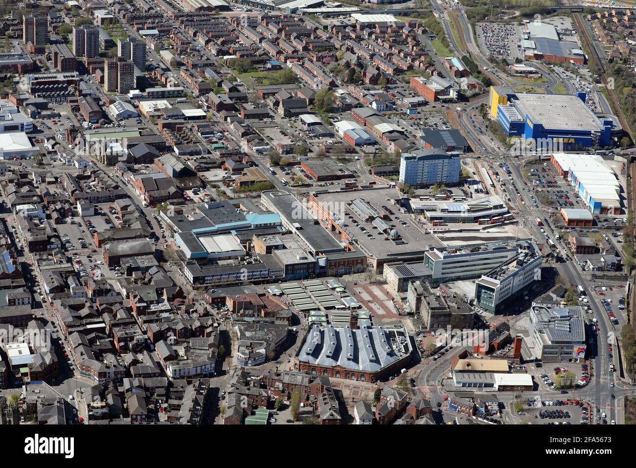 Luftaufnahme aus dem Osten von Ashton-under-Lyne, einer Marktstadt in Tameside, Greater Manchester, Großbritannien Stockfoto