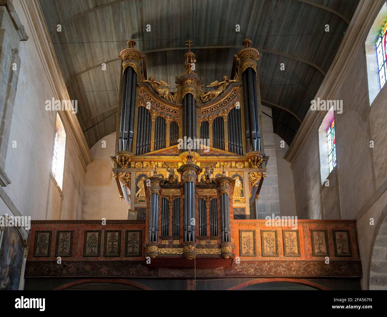 Das Orgelkabinett in der Kirche des Pfarrhauses von Saint Thégonnec, Finistère. Bretagne, Frankreich. Stockfoto