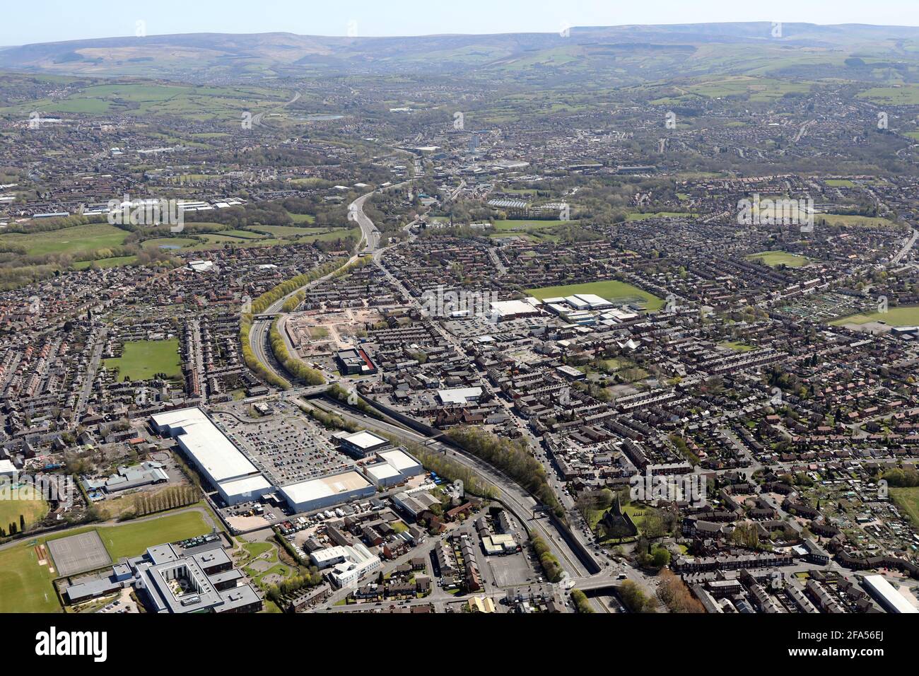 Luftaufnahme aus dem Westen Richtung Osten der Hyde-Stadt im Großraum Manchester, mit den Pennines im Hintergrund, Großbritannien Stockfoto