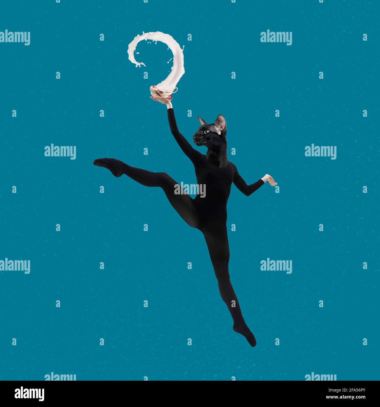 Zeitgenössische Kunstcollage, modernes Design. Retro-Style. Stylischer, flexibler Katzenanzug in Schwarz, der mit der Tasse hoch springt und Milch spritzt Stockfoto
