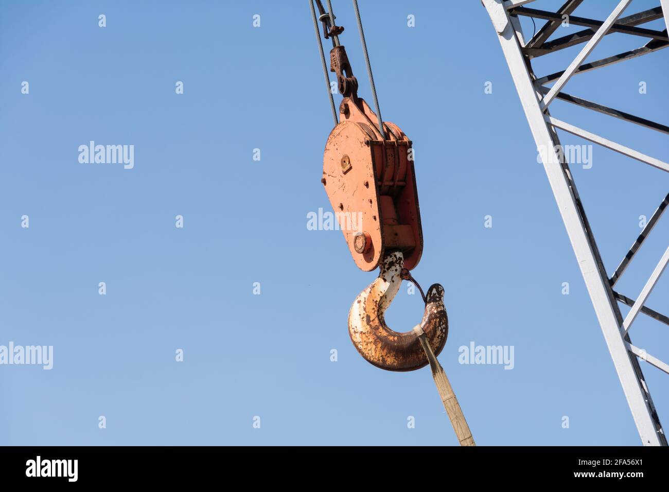 Rostende Kranhaken und Hebezeug gegen ein blaues gesetzt Himmel Stockfoto