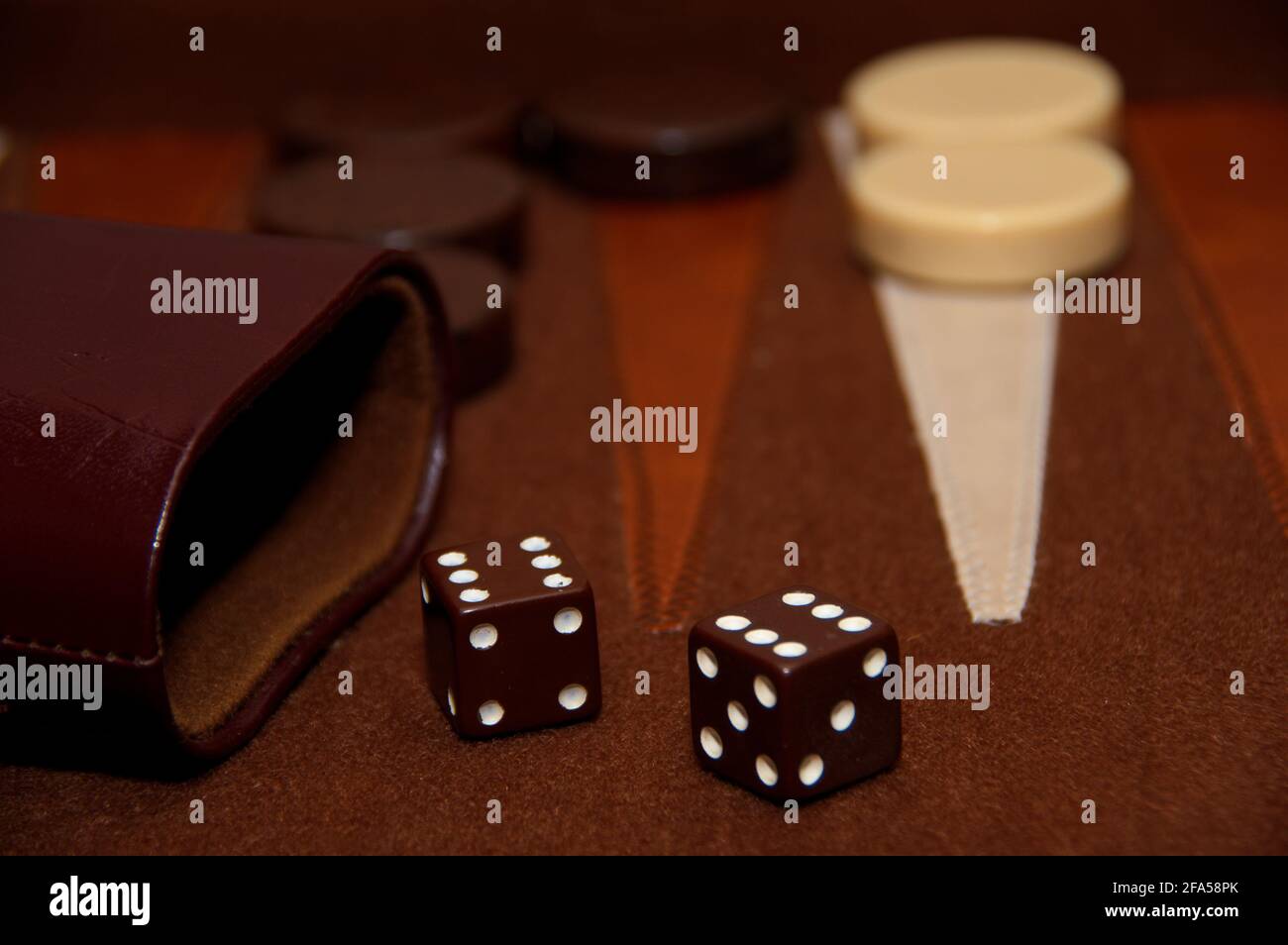 Backgammon Würfel und Brett Stockfoto