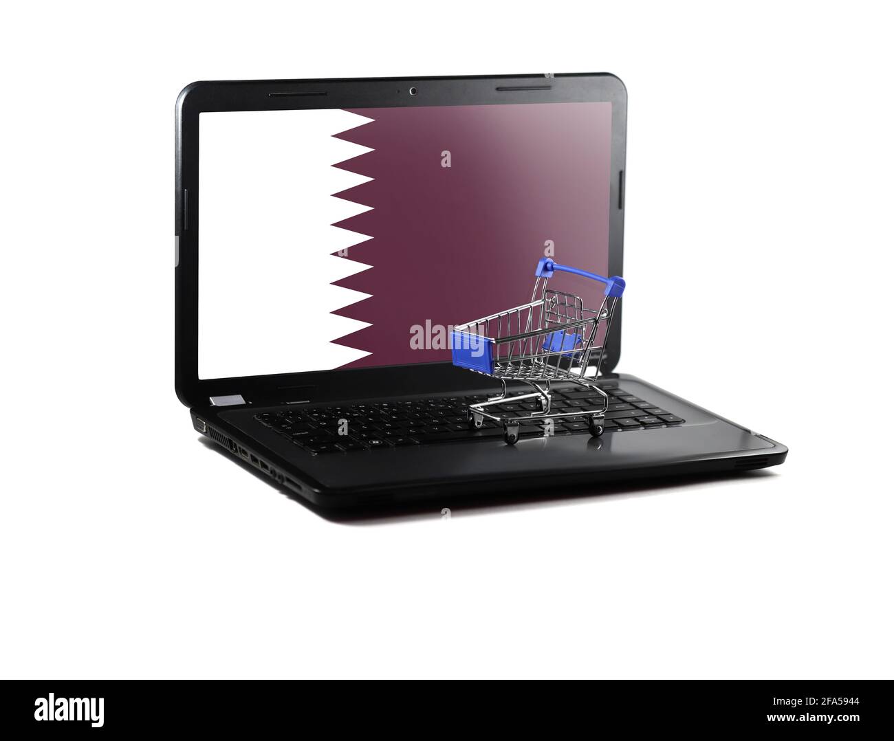 Isoliert auf weißem Hintergrund Laptop mit Qatar Flagge auf dem Display, Online-Shopping Verkaufskonzept Stockfoto