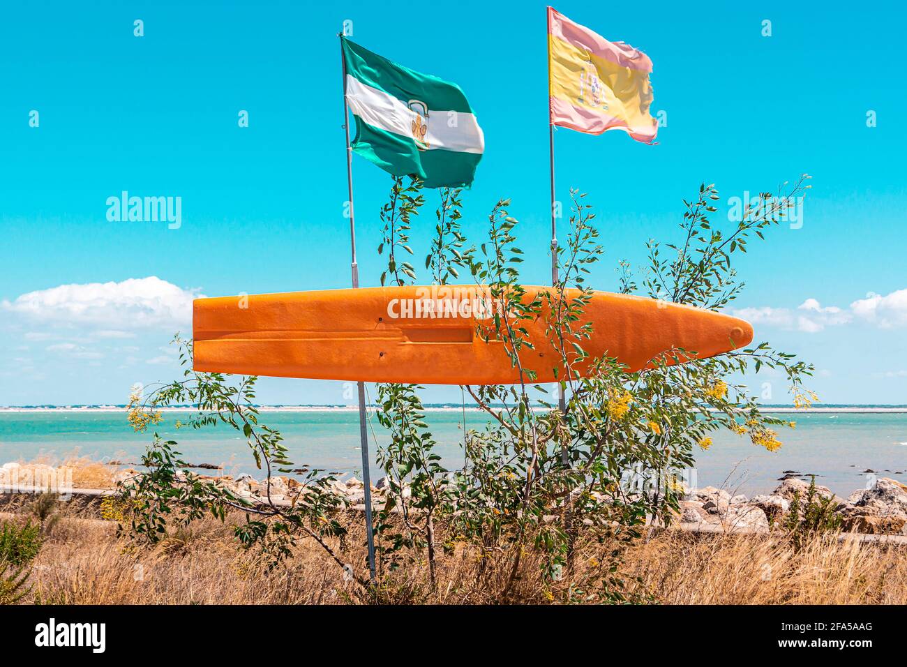 Dekoratives Surfbrett an einem Strand in Spanien.das Foto wurde an einem sonnigen Tag im horizontalen Format aufgenommen. Stockfoto