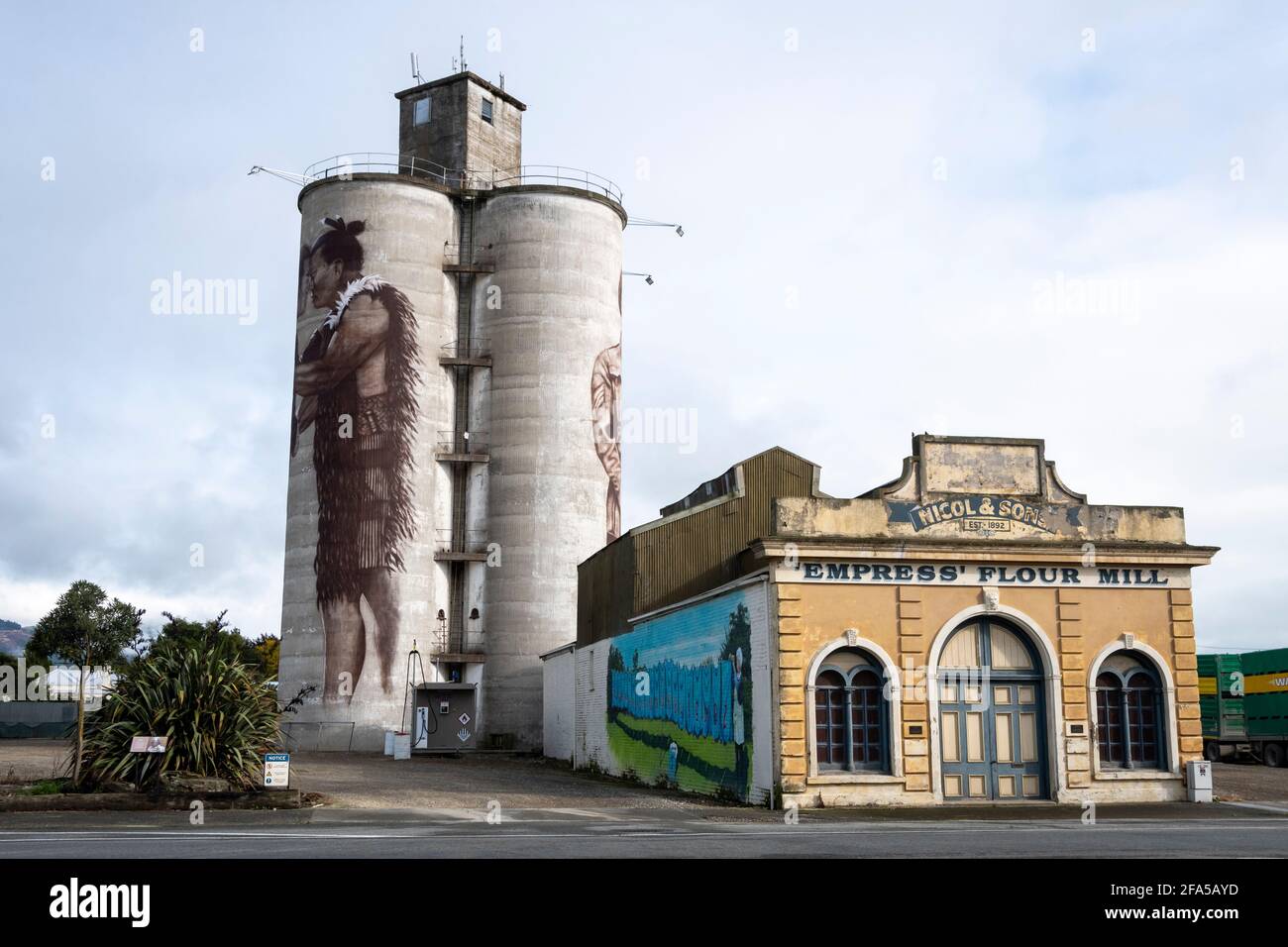 Grain Silos mit Wandmalereien in Empire Flour Mill, Waimate, South Canterbury, South Island, Neuseeland Stockfoto