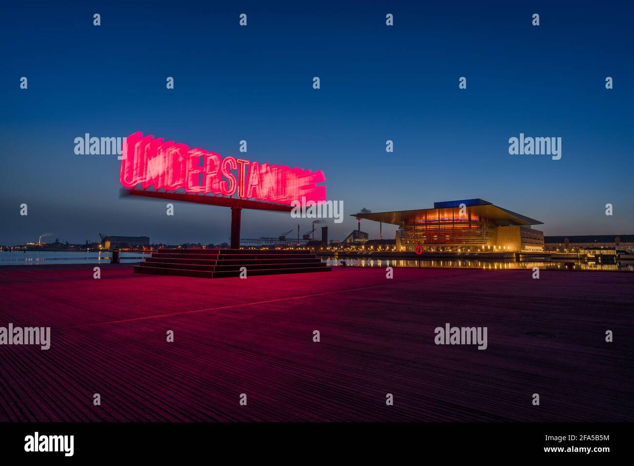 Copenhagen Operahouse bei Sonnenaufgang mit dem verstehenden Zeichen, das sich eindreht Vorne Stockfoto