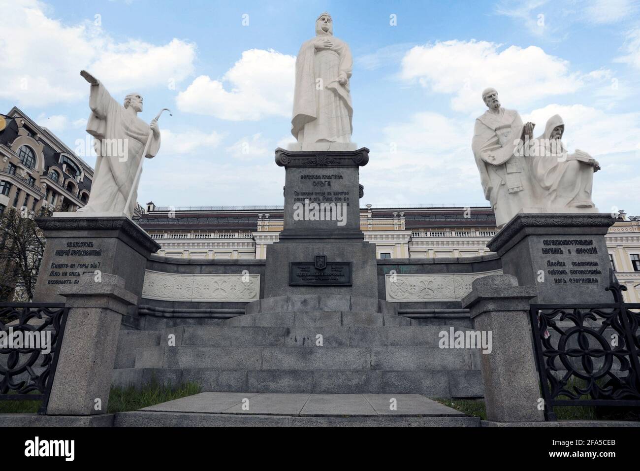 KIEW, UKRAINE - 22. APRIL 2021 - das Denkmal der Prinzessin Olga von Kiew, des heiligen Andreas des Erstberufenen und der heiligen Kyrill und Methodius befindet sich in My Stockfoto
