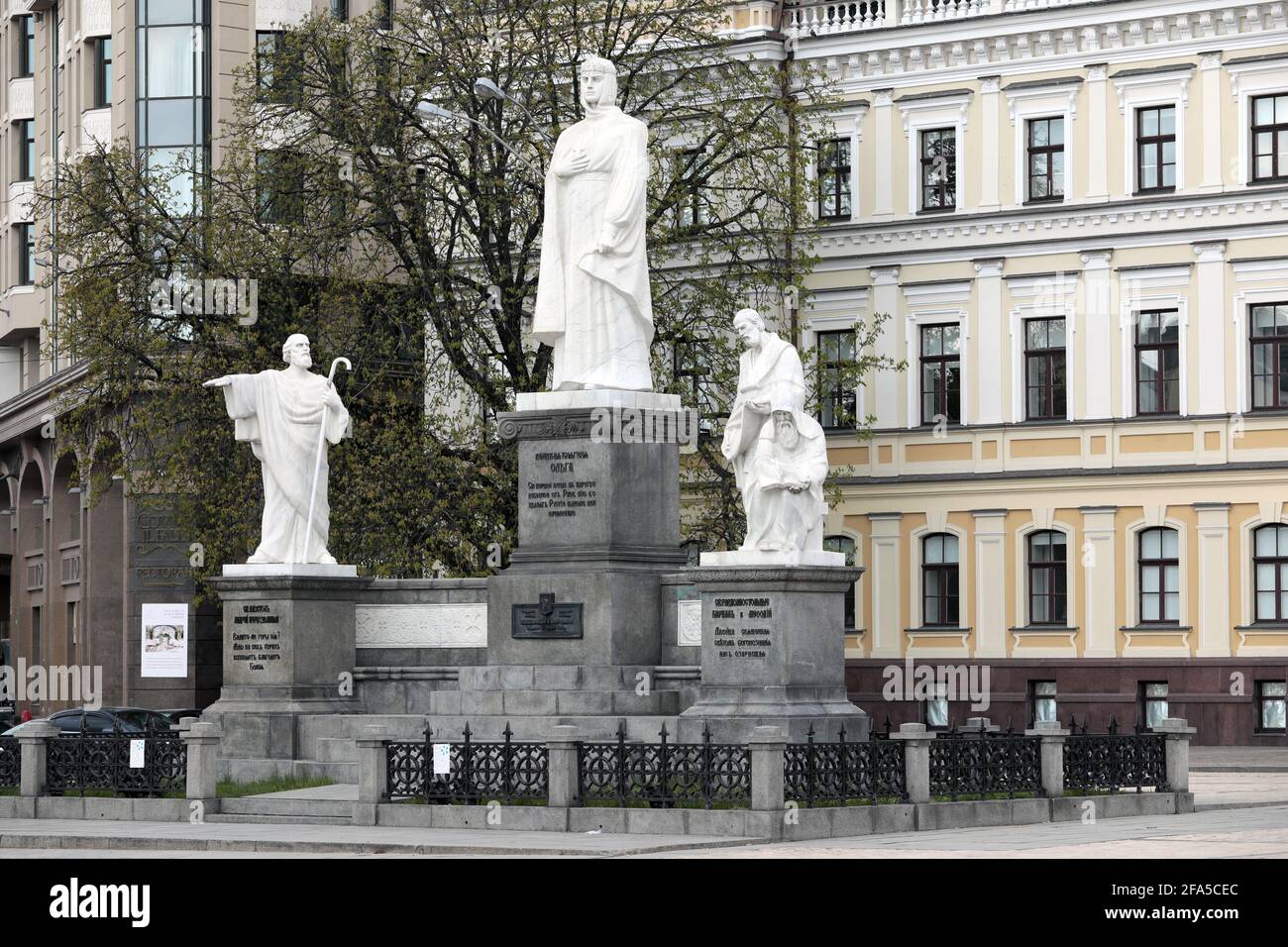 KIEW, UKRAINE - 22. APRIL 2021 - das Denkmal der Prinzessin Olga von Kiew, des heiligen Andreas des Erstberufenen und der heiligen Kyrill und Methodius befindet sich in My Stockfoto