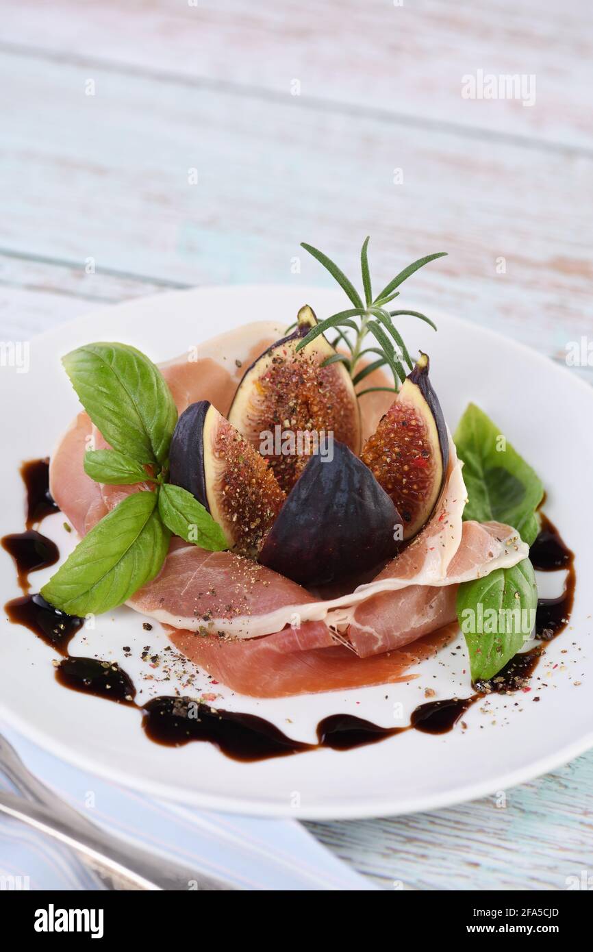 Der zarte Geschmack von Prosciutto wird ideal mit der Süße von Feigen kombiniert. Stockfoto