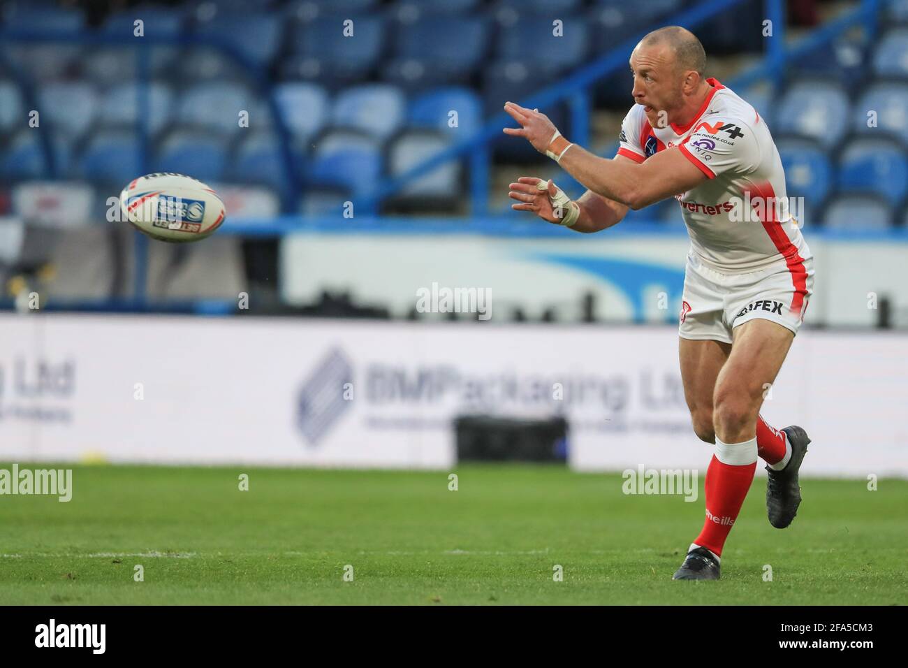 James Roby (9) von St. Helens übergibt den Ball Stockfoto