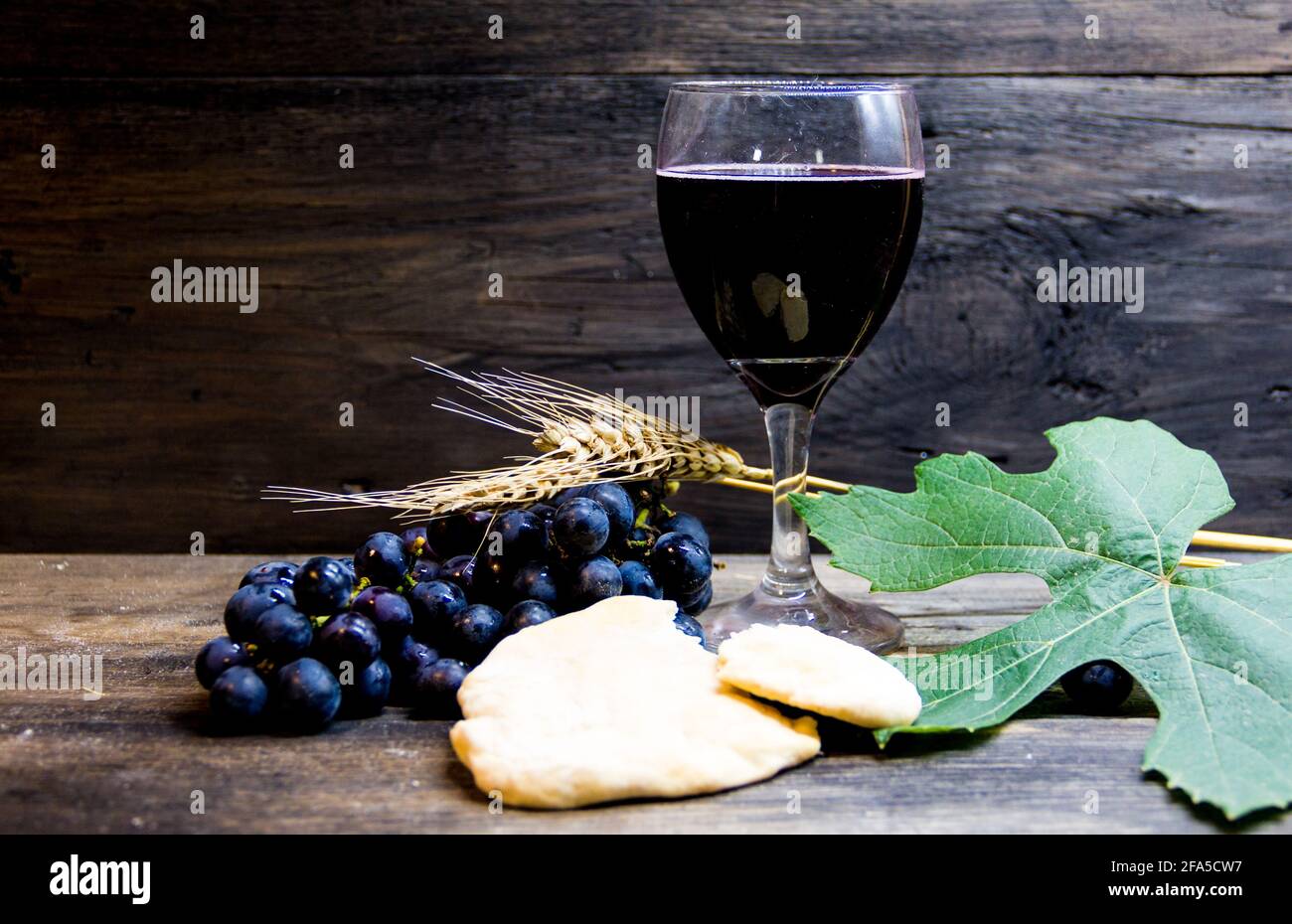 Kelch mit Wein und Trauben und saurem Brot, Symbol der Gemeinschaft Stockfoto