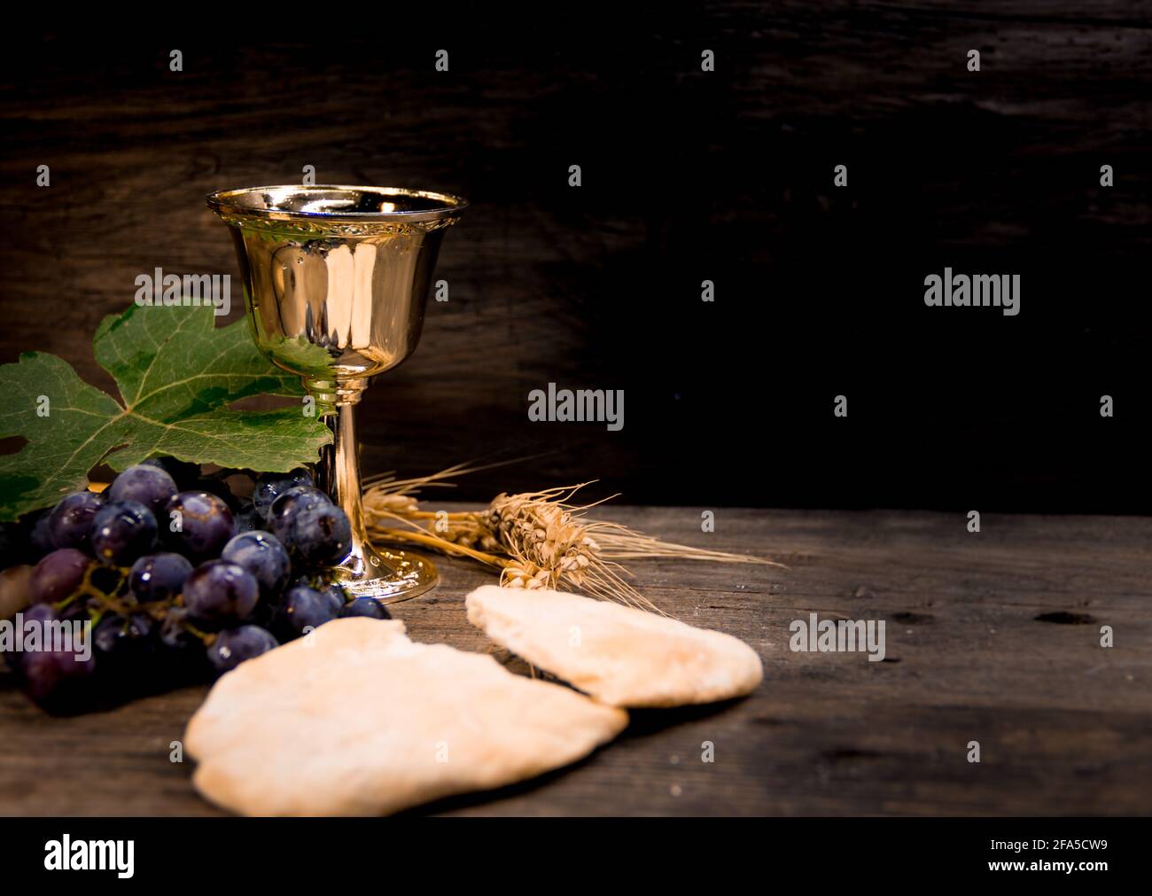 Kelch mit Wein und Trauben und saurem Brot, Symbol der Gemeinschaft Stockfoto