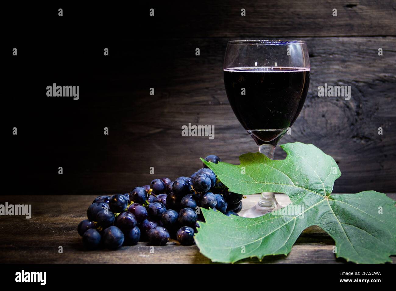 Kelch mit Wein und Trauben und saurem Brot, Symbol der Gemeinschaft Stockfoto