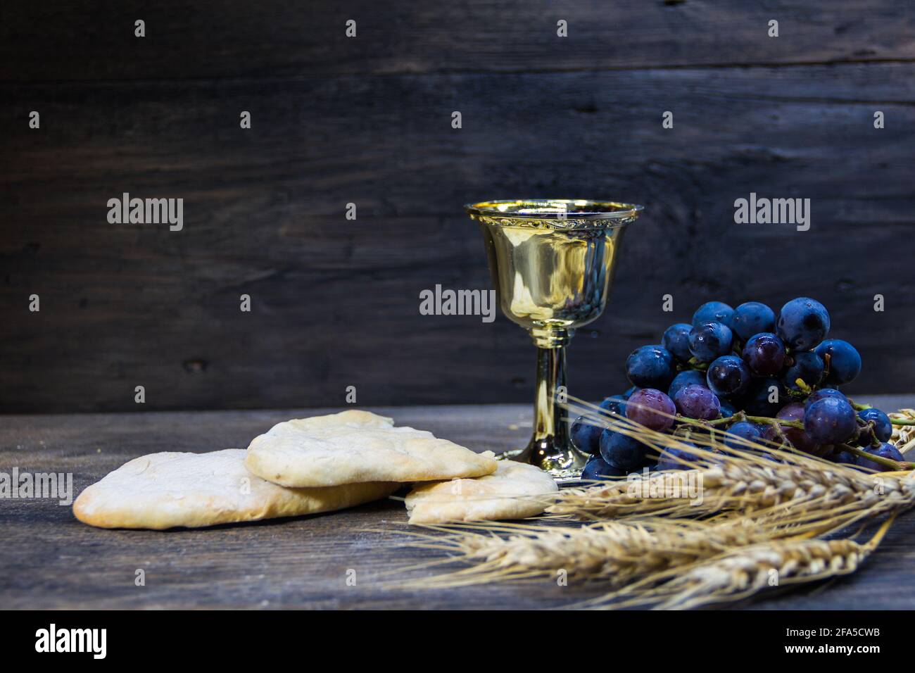 Kelch mit Wein und Trauben und saurem Brot, Symbol der Gemeinschaft Stockfoto