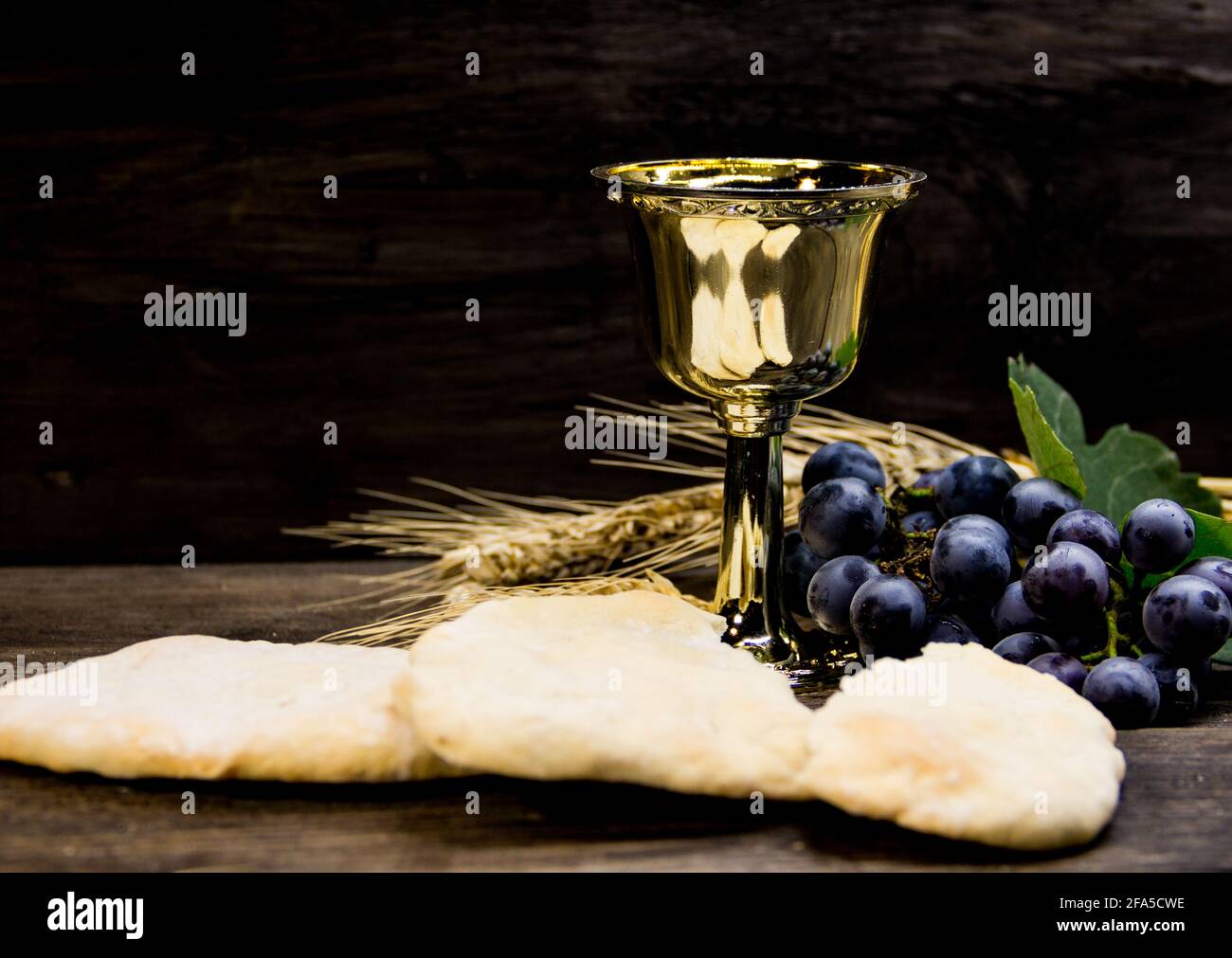 Kelch mit Wein und Trauben und saurem Brot, Symbol der Gemeinschaft Stockfoto