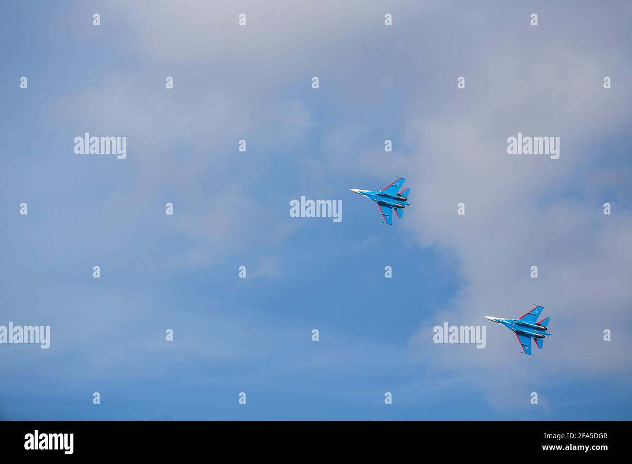 Vier Düsenflugzeuge fliegen in enger Formation. Gefährliche Kunstflüge werden auf dem Luftfahrtfestival von Piloten gezeigt. Militärparade moderner Kämpfer Stockfoto