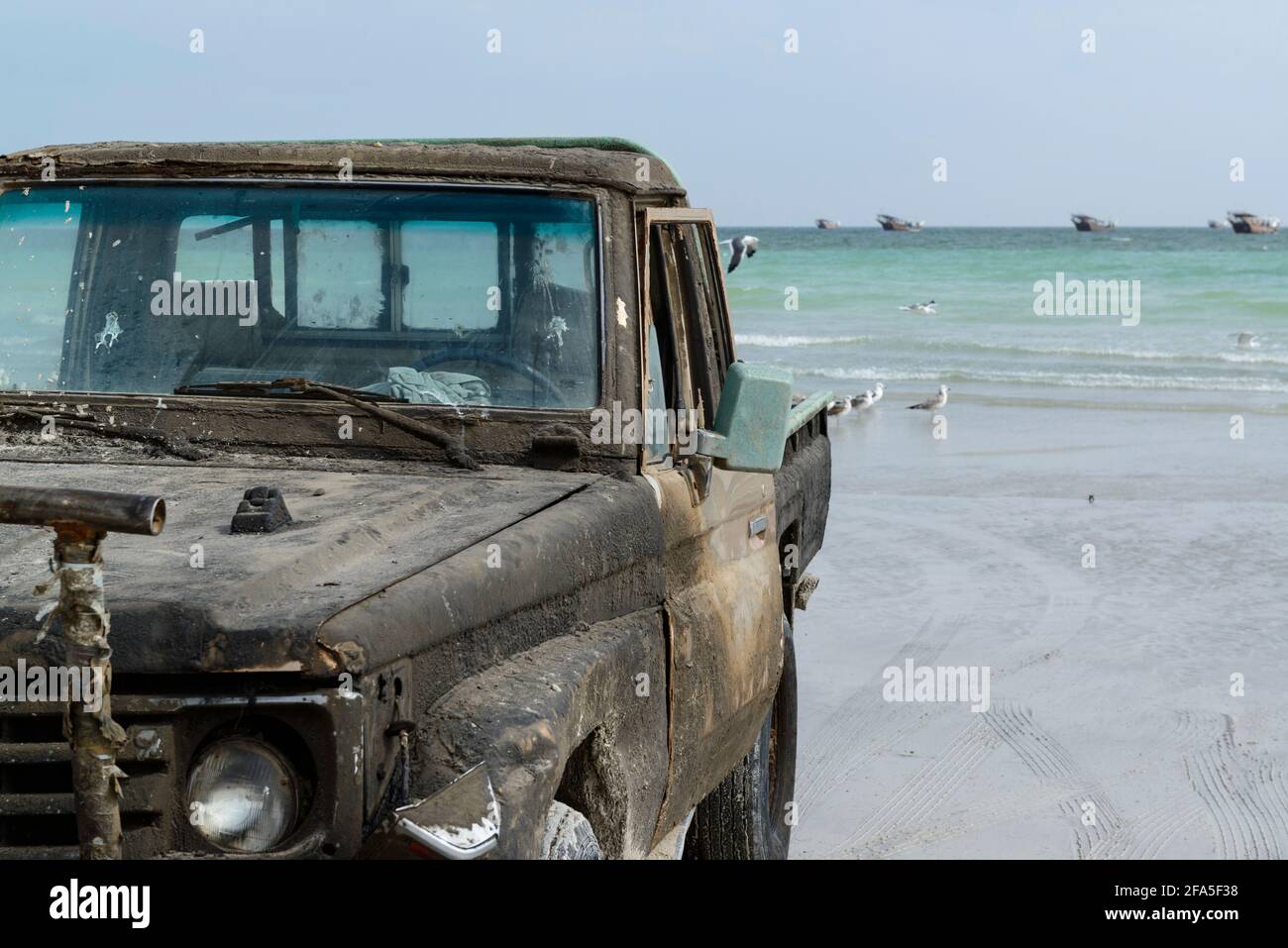 Angelmöglichkeiten am Strand in der Nähe des Dorfes Al-Khalufa, Oman. Der alte Toyota Landcruiser pflegte die Fischerboote ein. Stockfoto