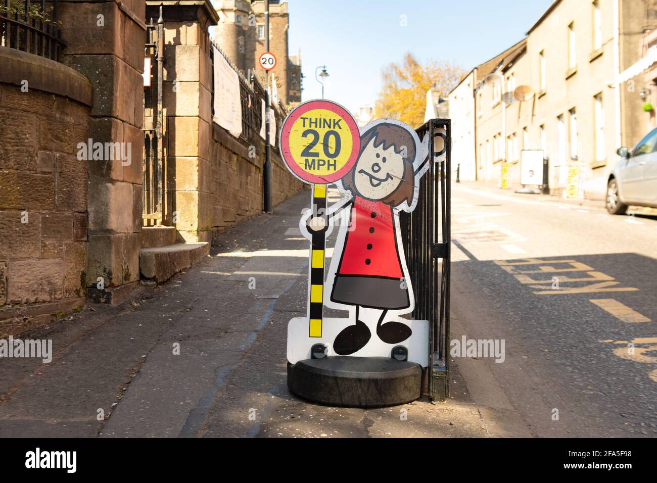 20 mph Geschwindigkeitsbegrenzung Schule Schild vor der Grundschule - Schottland, Großbritannien Stockfoto