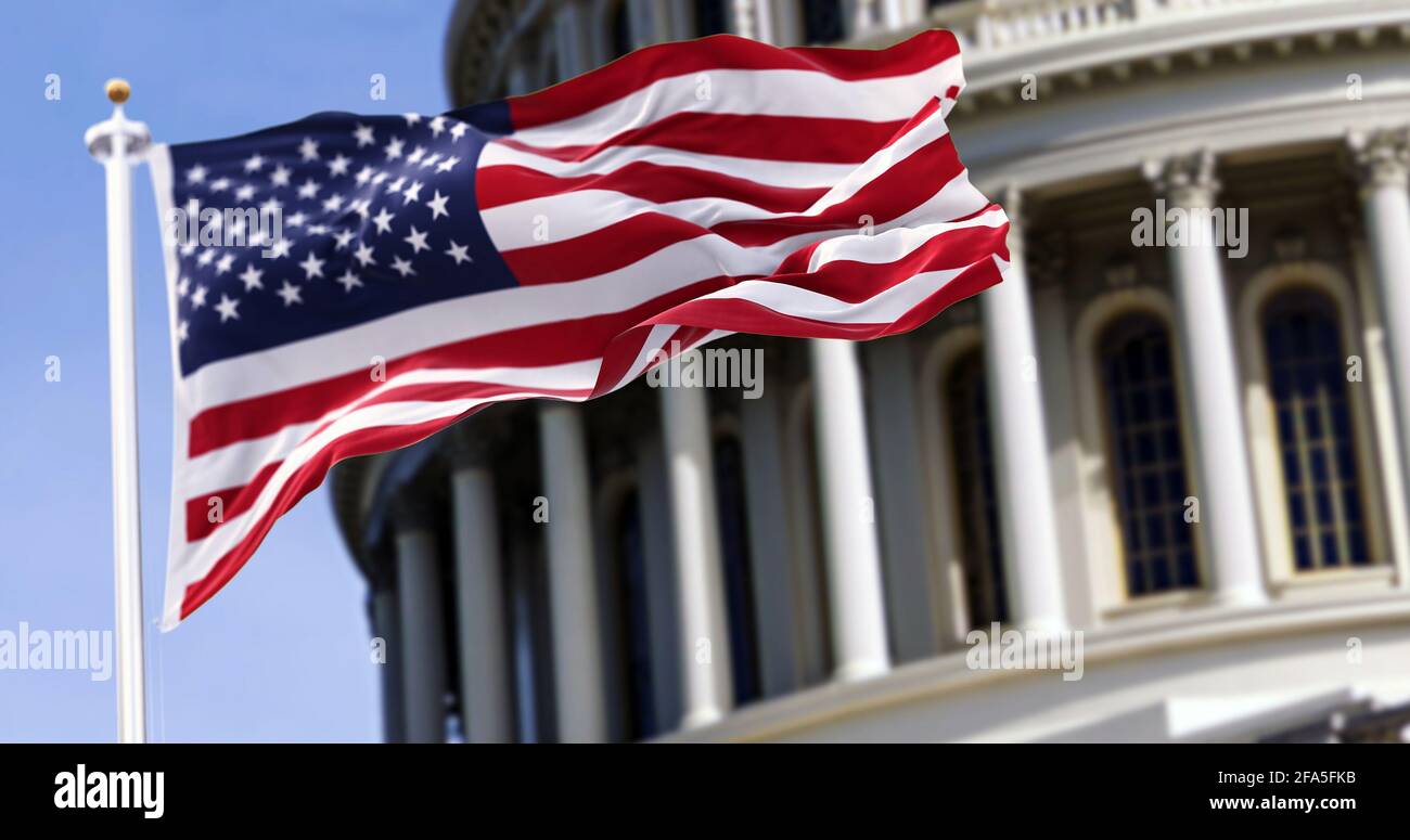 Die Flagge der vereinigten Staaten von amerika, die vor dem Kapitolgebäude flogen, verschwimmte im Hintergrund. Bundeskongress der Vereinigten Staaten zum Kapitol Stockfoto