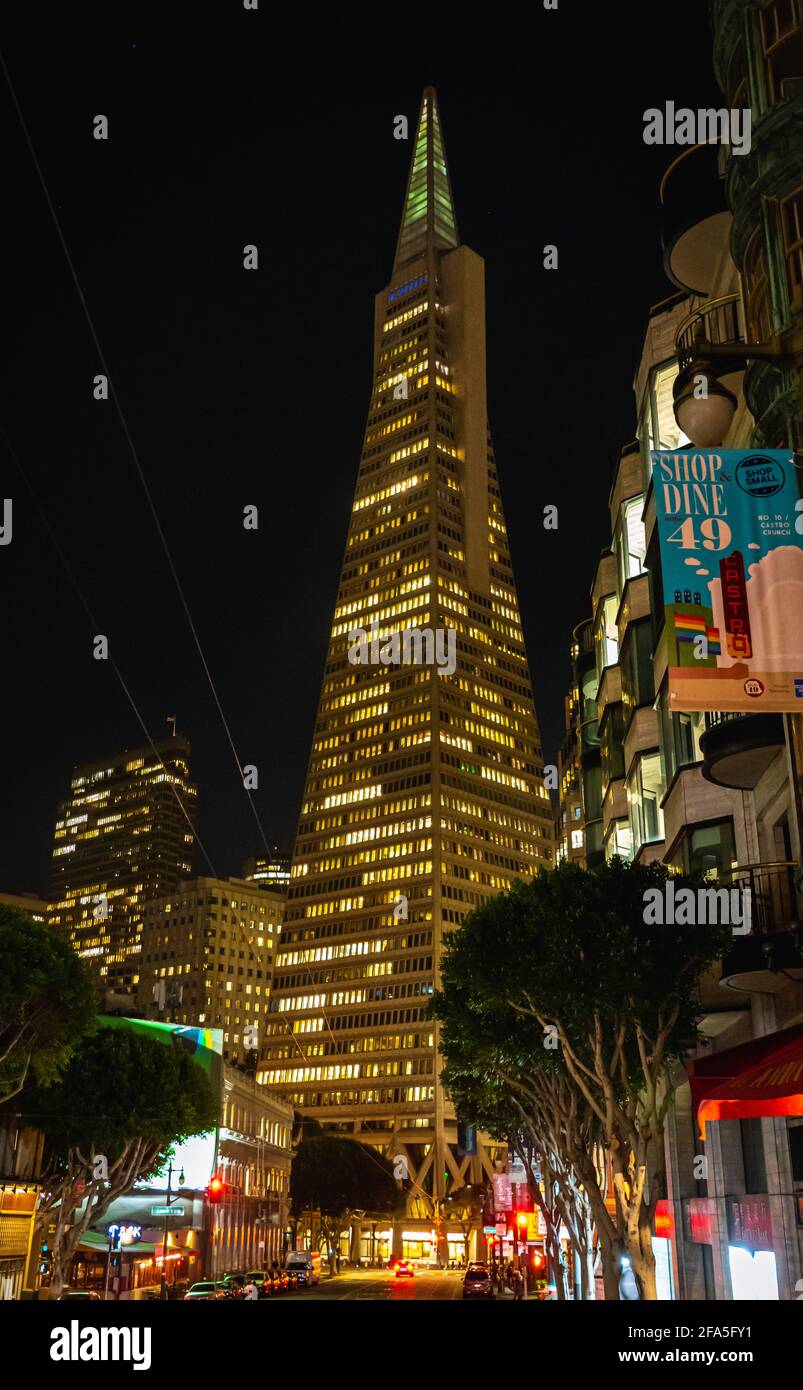 Die Transamerica Pyramid ist ein 48-stöckiges futuristisches Gebäude und der zweithöchste Wolkenkratzer in der Skyline von San Francisco. Stockfoto
