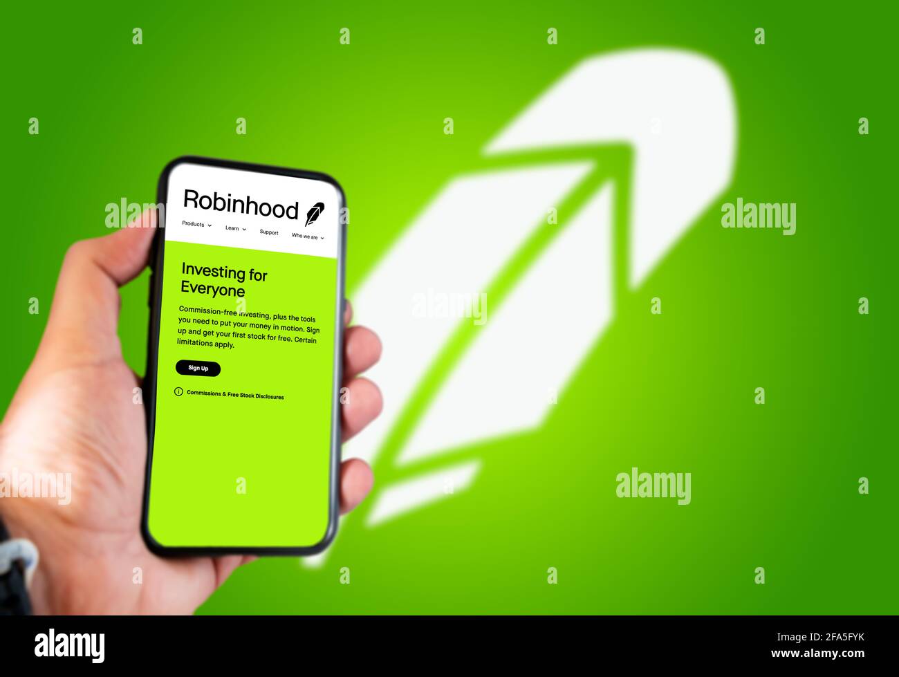 Menlo Park, CA, USA, April 2021: Die Hand hält ein Smartphone mit dem Robinhood-Logo auf dem Bildschirm. Grüner Hintergrund mit verschwommenem Logo. Robinhood ist eine Flosse Stockfoto