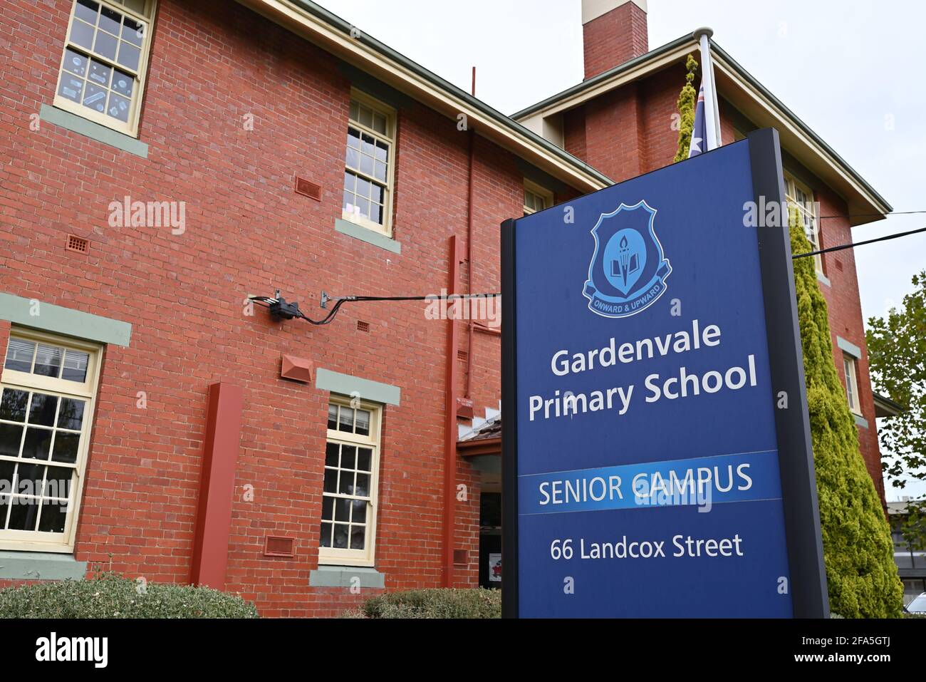 Das Hauptgebäude des Seniorencampus der Gardenvale Primary School mit dem Schild der Schule im Fokus Stockfoto
