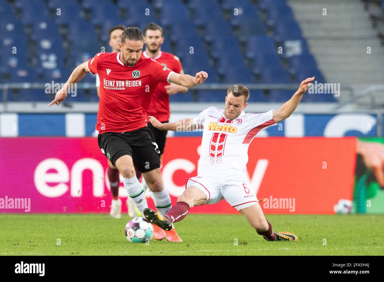 Von links nach rechts Valmir SULEJMANI (H) gegen Benedikt SALLER (R), Action, Duelle, Fußball 2. Bundesliga, 30. Spieltag, Hannover 96 (H) - Jahn Regensburg (R) 3: 1, am 21. April 2021 in der HDI Arena Hannover. ¬ Verwendung weltweit Stockfoto