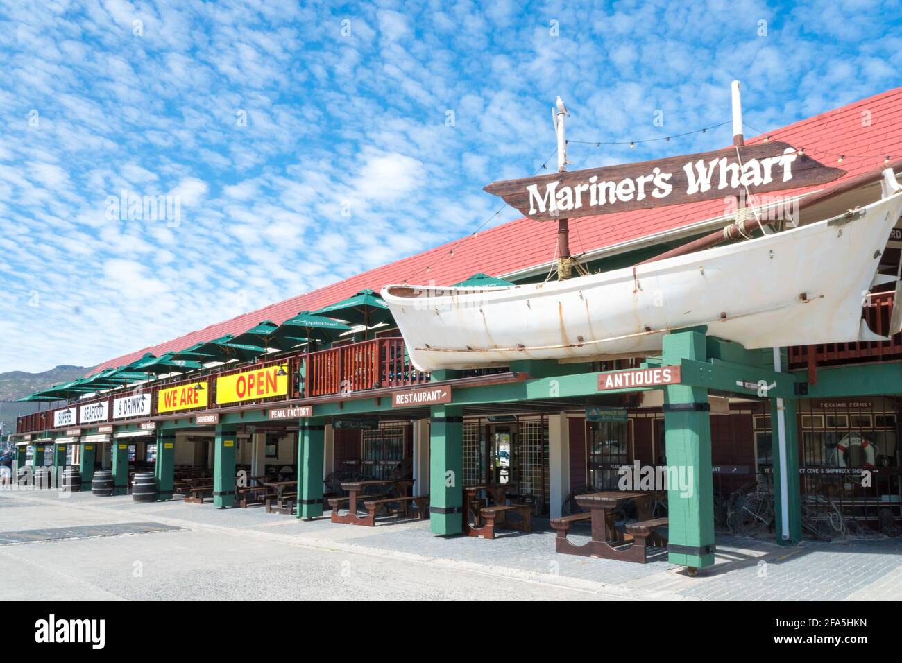 Mariners Wharf im Hafen von Hout Bay, Kapstadt, Südafrika, das ein Touristenziel und ein Restaurant ist Stockfoto